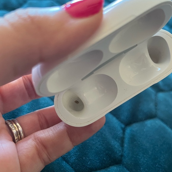 Replacement- Apple AirPod Pro Charging CASE ONLY- 1st gen, model A2190 - Picture 7 of 8